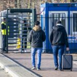 asielzoekers-bij-het-aanmeldcentrum-in-ter-apel-foto-ter-illustratie