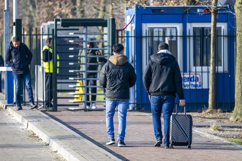 asielzoekers-bij-het-aanmeldcentrum-in-ter-apel-foto-ter-illustratie