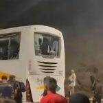 خاص بنيشان.. لحظة إح_راق حافلة لنقل المسافرين من طرف شباب راغبين في الهجرة___فيديو_نيشا(M(1)