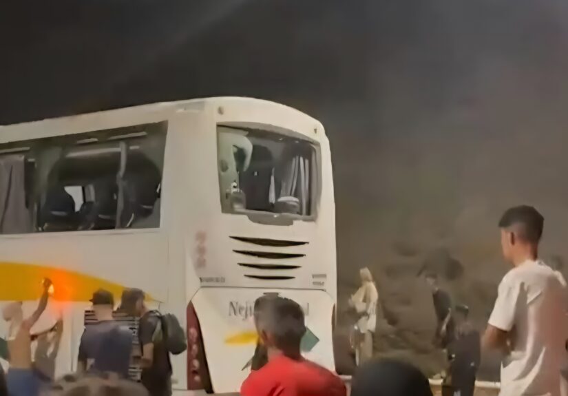 خاص بنيشان.. لحظة إح_راق حافلة لنقل المسافرين من طرف شباب راغبين في الهجرة___فيديو_نيشا(M(1)
