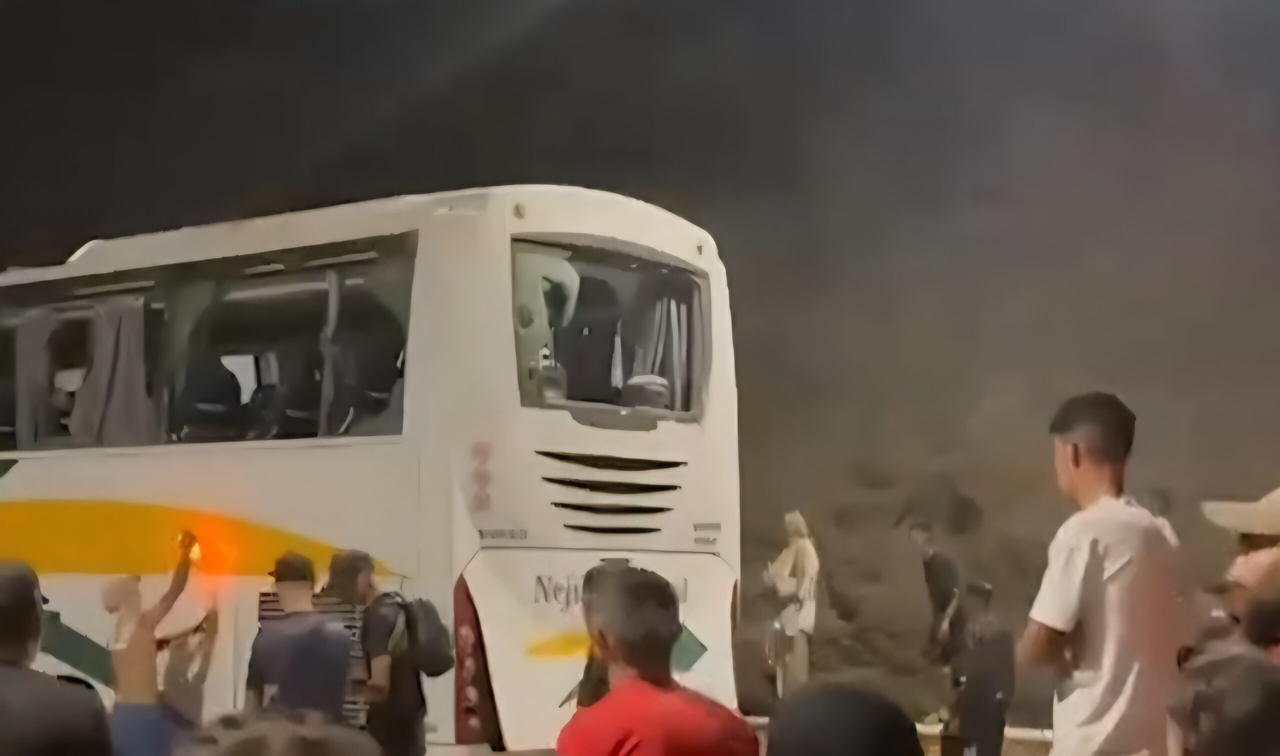 خاص بنيشان.. لحظة إح_راق حافلة لنقل المسافرين من طرف شباب راغبين في الهجرة___فيديو_نيشا(M(1)