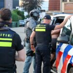 een-man-wordt-aangehouden-nadat-de-politie-een-woning-binnenviel-aan-de-klaproos-in-tiel