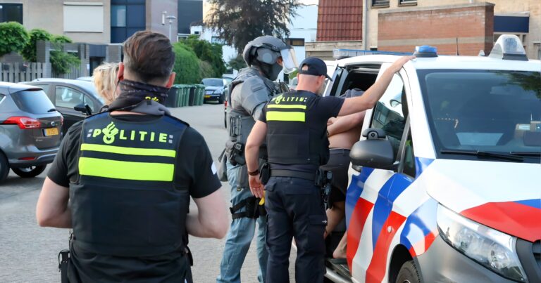 een-man-wordt-aangehouden-nadat-de-politie-een-woning-binnenviel-aan-de-klaproos-in-tiel