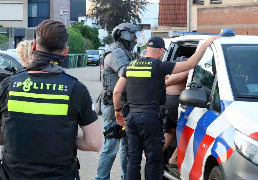 een-man-wordt-aangehouden-nadat-de-politie-een-woning-binnenviel-aan-de-klaproos-in-tiel