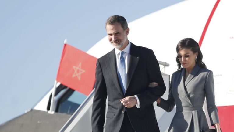 *LOS REYES RECIBIDOS POR EL REY DE MARRUECOS EN EL AEROPUERTO DE RABAT