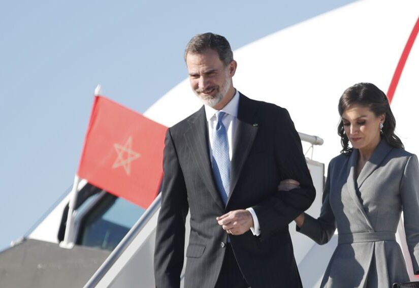 *LOS REYES RECIBIDOS POR EL REY DE MARRUECOS EN EL AEROPUERTO DE RABAT